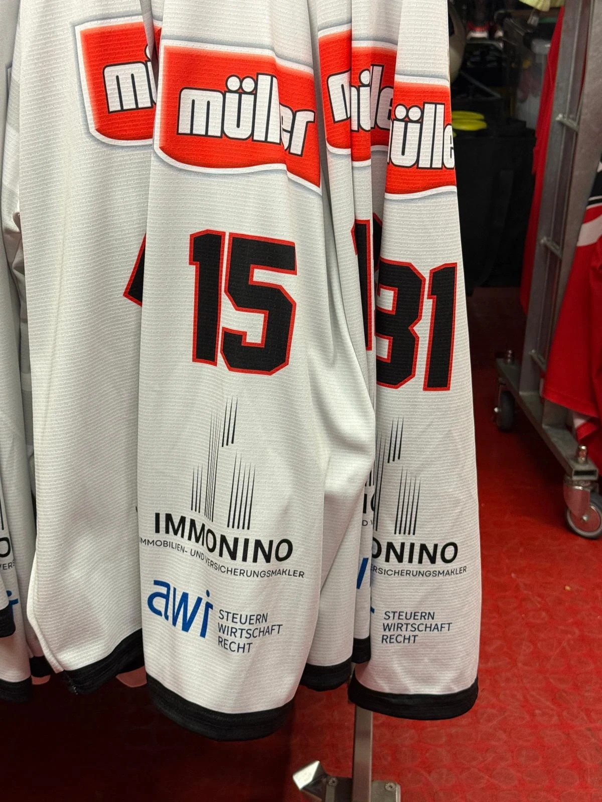 IMMONINO-Logo auf den Trikots des AEV-Nachwuchses