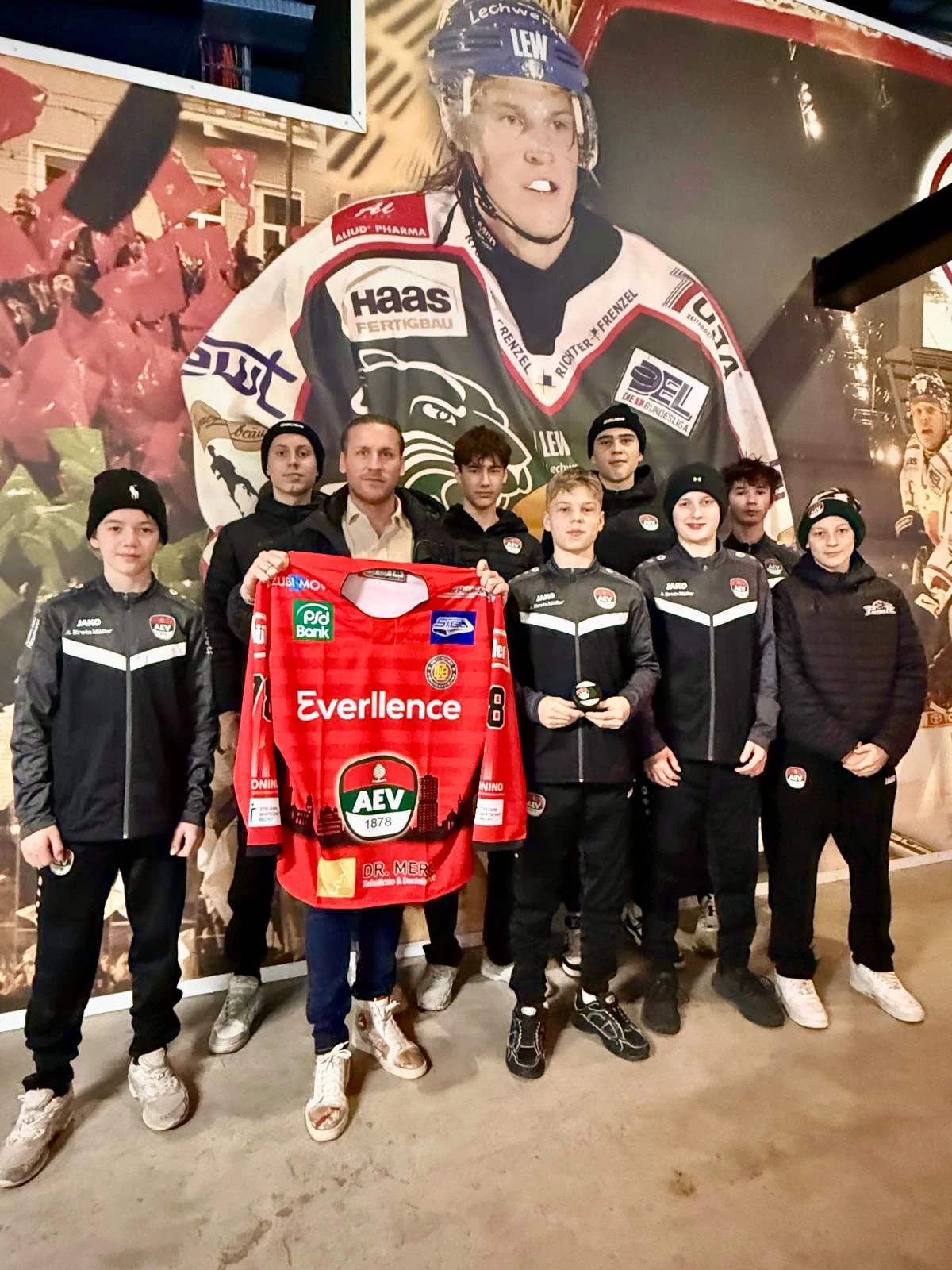 IMMONINO mit AEV-Nachwuchsspielern und einem Trikot mit IMMONINO-Logo